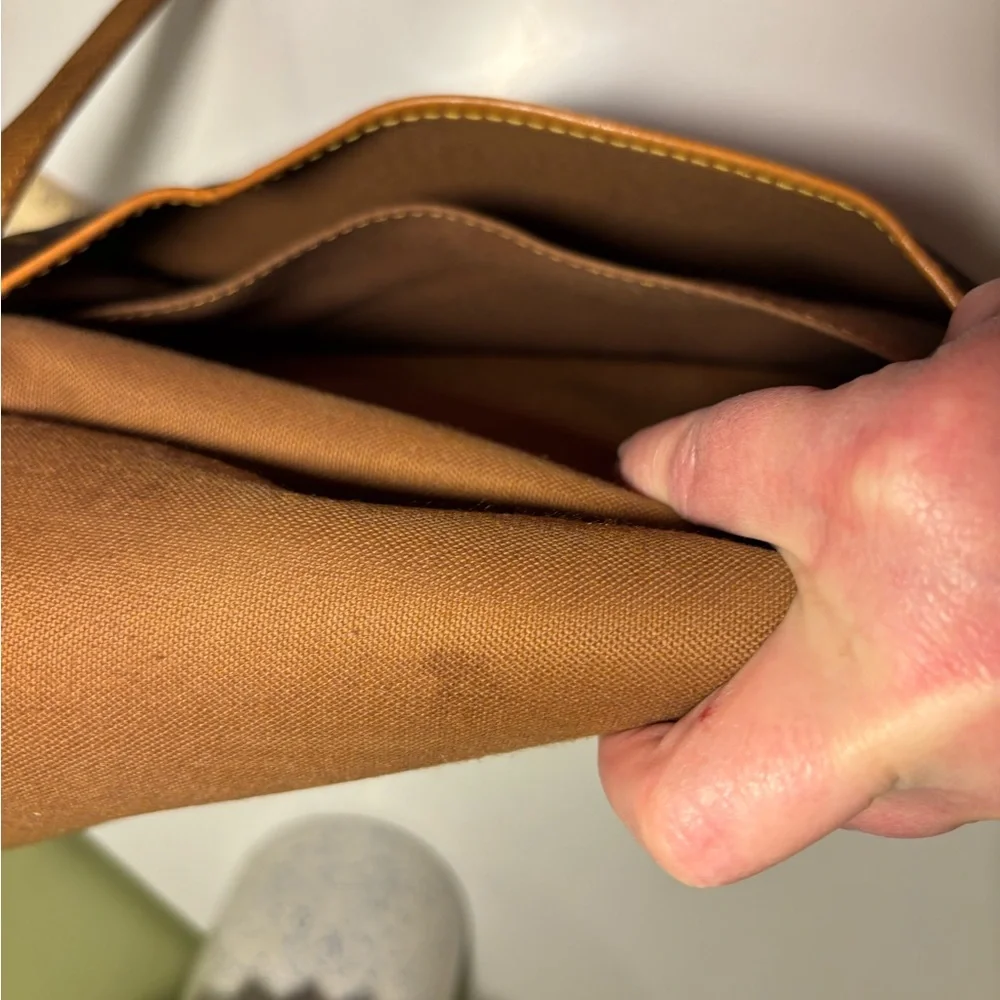 Vintage Louis Vuitton Brown and Tan Monogram Crossbody Bag - Picture 4 of 15